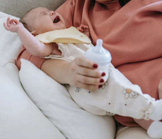 cara sendawakan bayi dengan betul
