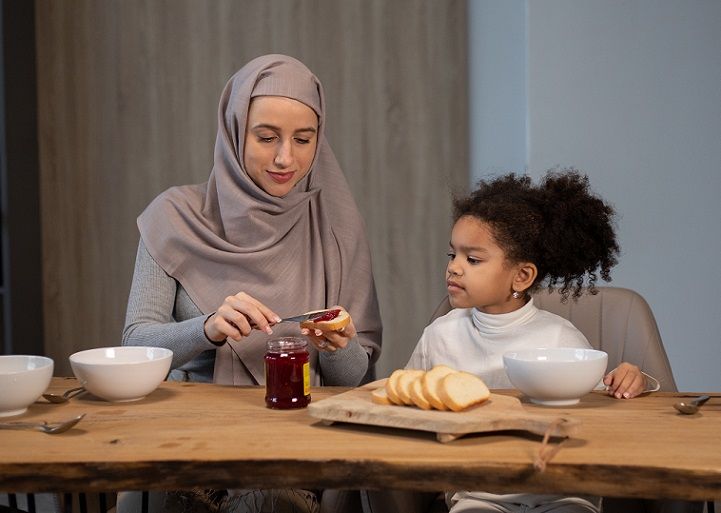 Anak Perempuan Belajar Dari Ibunya