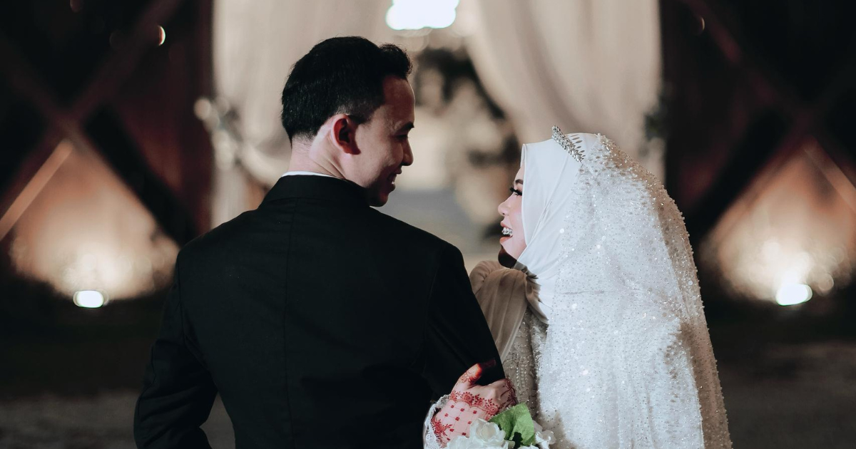 Fara dan Haidi tersenyum bahagia di hari perkahwinan sebagai pengantin baru