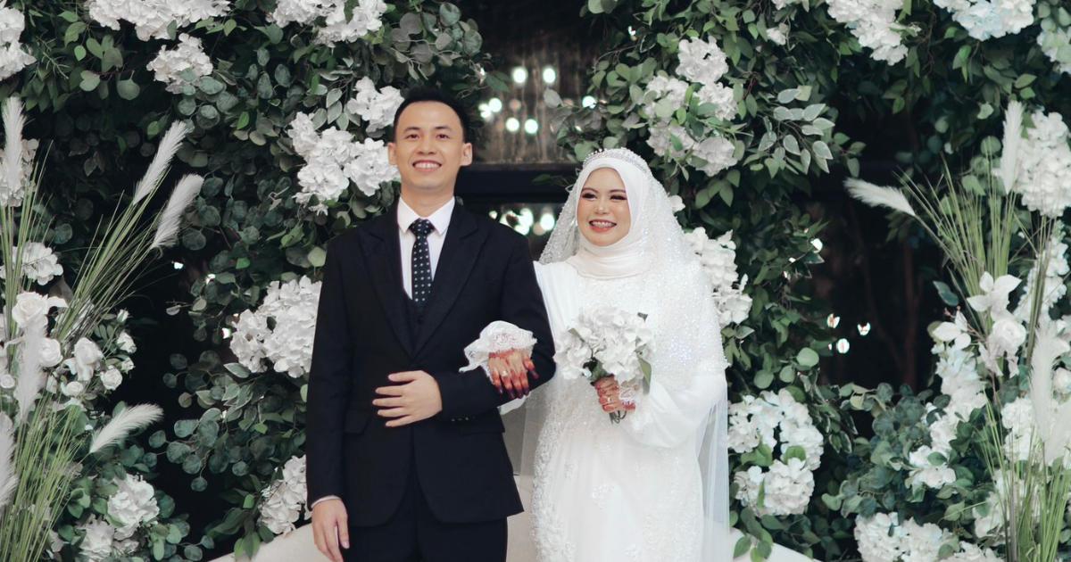 Moment bahagia Fara dan Haidi di pelamin, majlis kahwin staf TudungSiComel