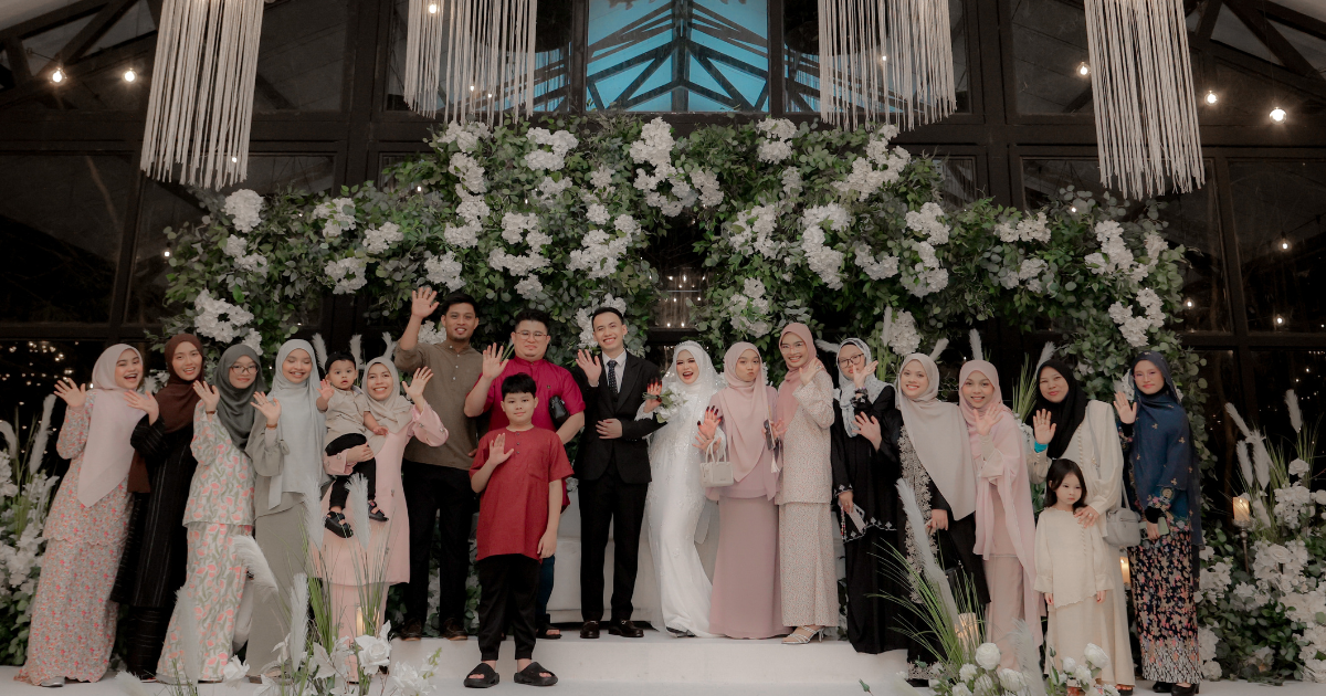 Pelamin indah majlis perkahwinan designer TudungSiComel, Fara dan Haidi