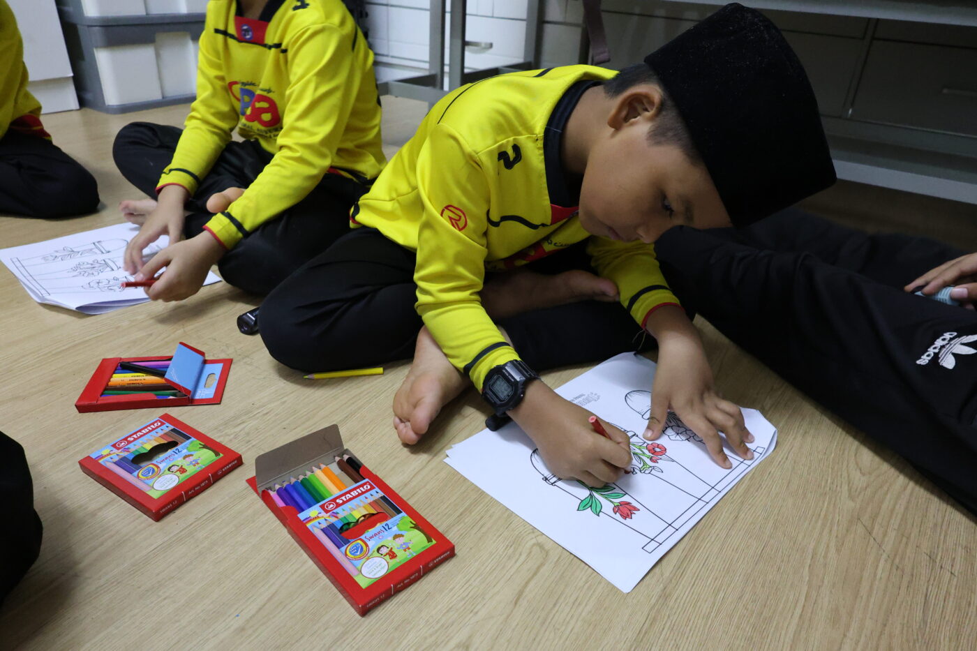 Ceria bersama anak-anak dalam program kemasyarakatan