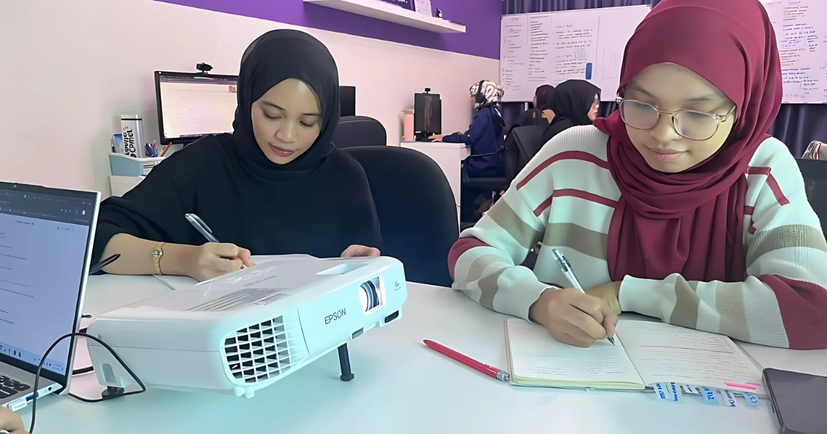 intern di tudungsicomel