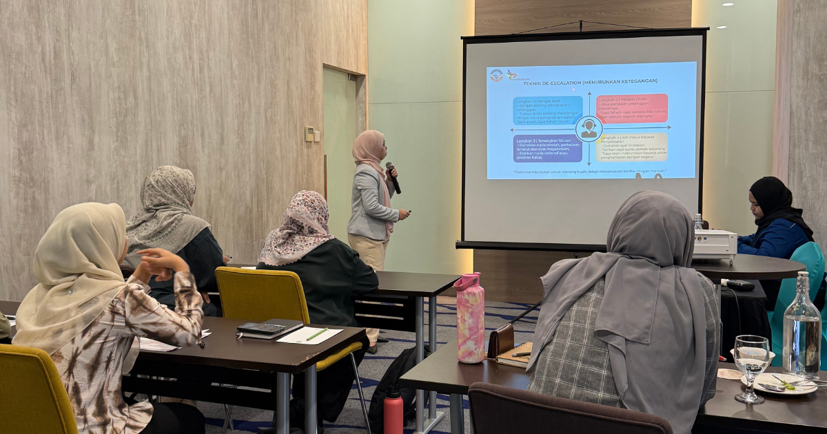 penceramah memberi ceramah di ibis hotel