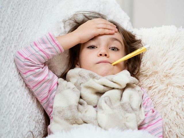menjaga anak ketika demam