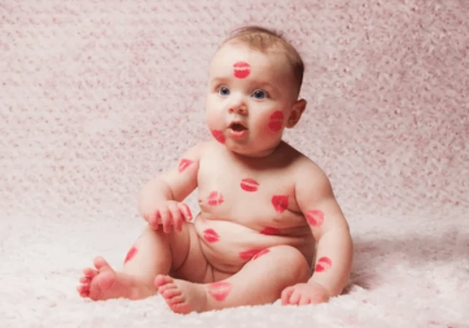 Mencium Bibir Anak